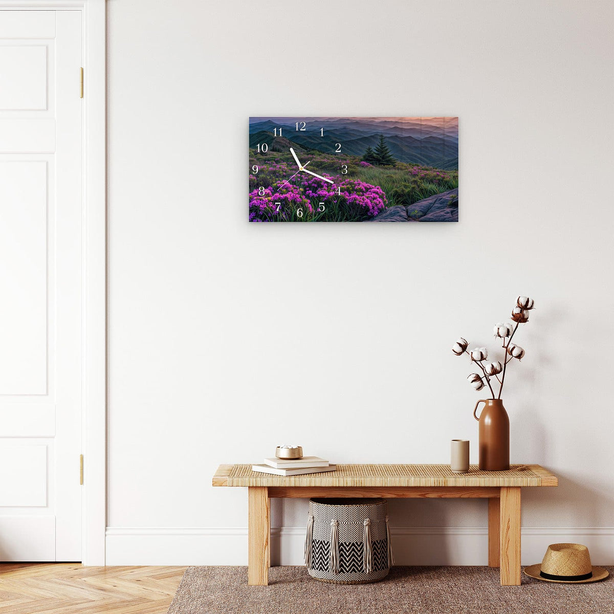 Moderne Wanduhr aus Glas mit Farbtiefe – Wanduhr Berglandschaft Blumen aus Glas – Querformat 60 × 30 cm