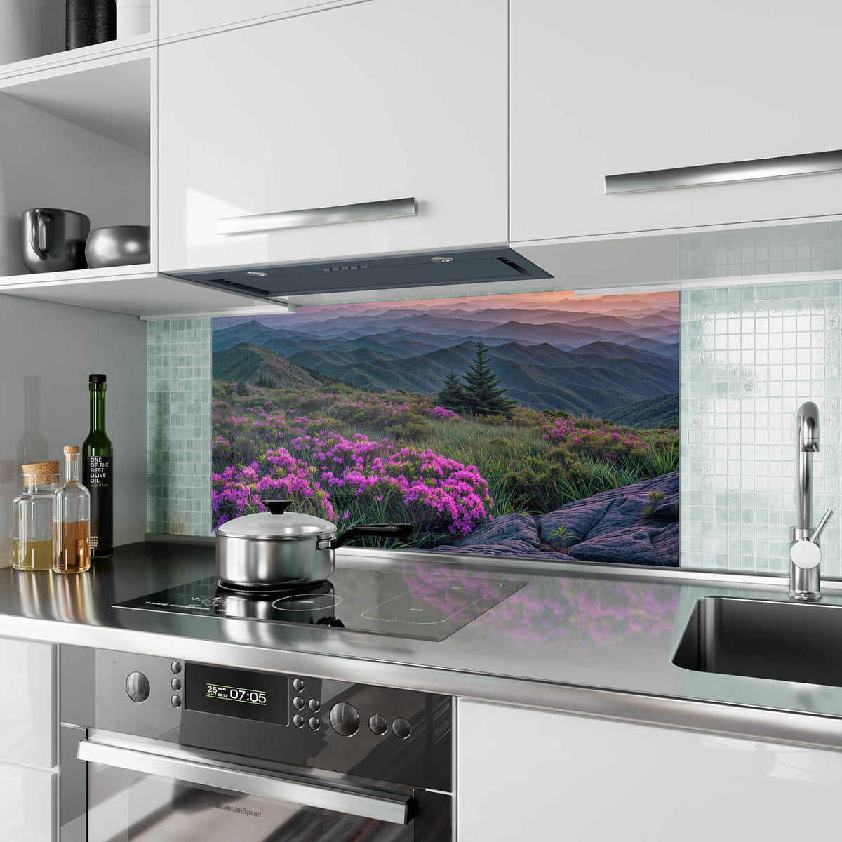 Küchenrückwand aus Glas Blüten vor Bergketten im Hochformat als Spritzschutz hinter dem Kochfeld, über dem Fliesenspiegel montiert