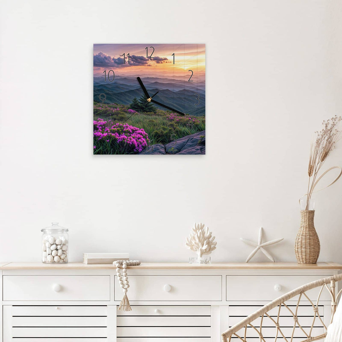 Wanduhr Blüten vor Bergketten aus Glas – Quadratisch 30 × 30 cm – Blühende Hänge vor Bergketten