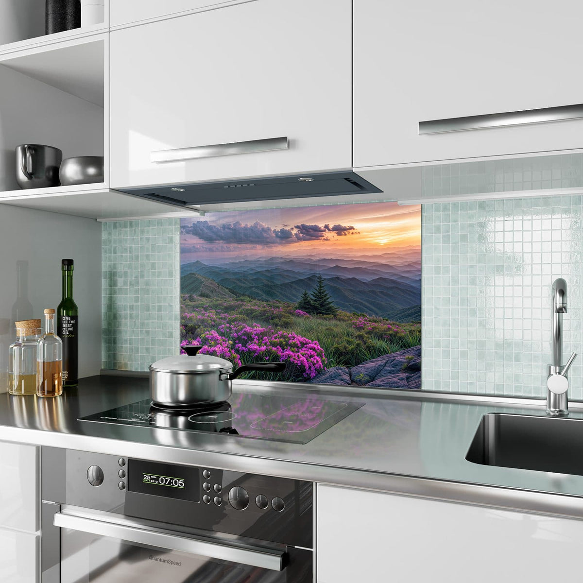 Küchenrückwand aus Glas Blüten vor Bergketten im Hochformat als Spritzschutz hinter dem Kochfeld, über dem Fliesenspiegel montiert
