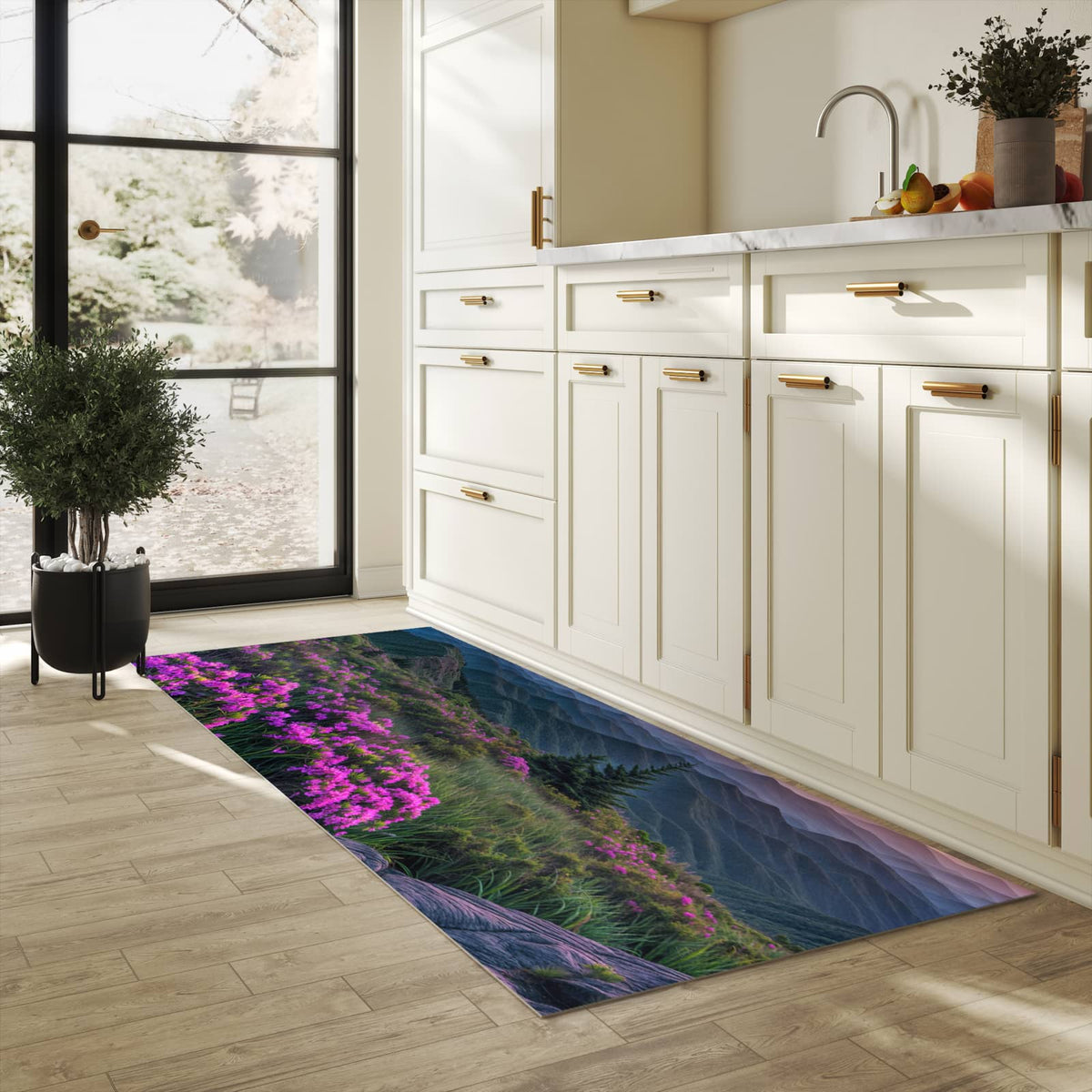 Fleckenresistenter rutschfester Küchenläufer mit Motiv Berglandschaft Blumen in heller Küche