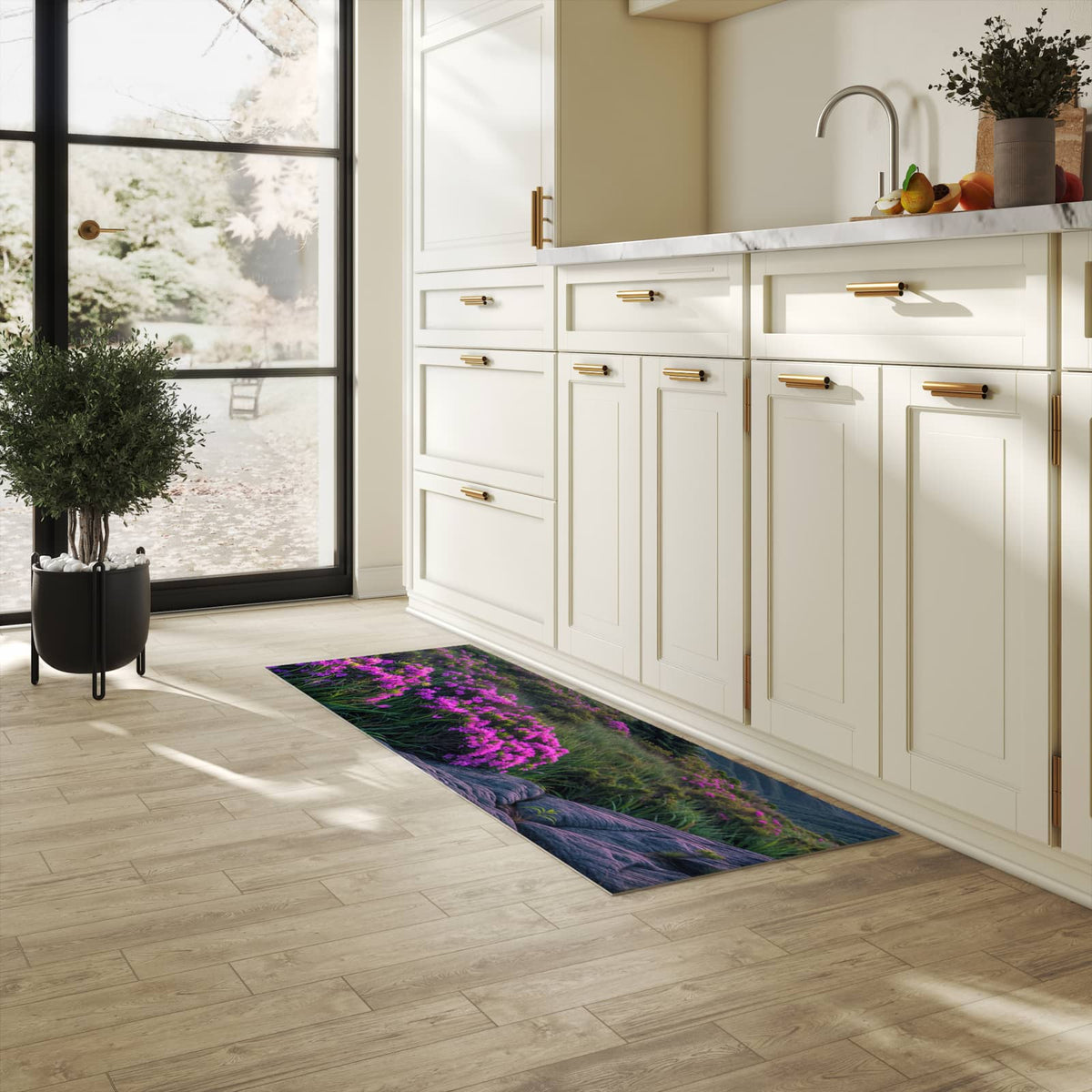 Bodenschonender großer Küchenteppich mit Motiv Berglandschaft Blumen in heller Küche