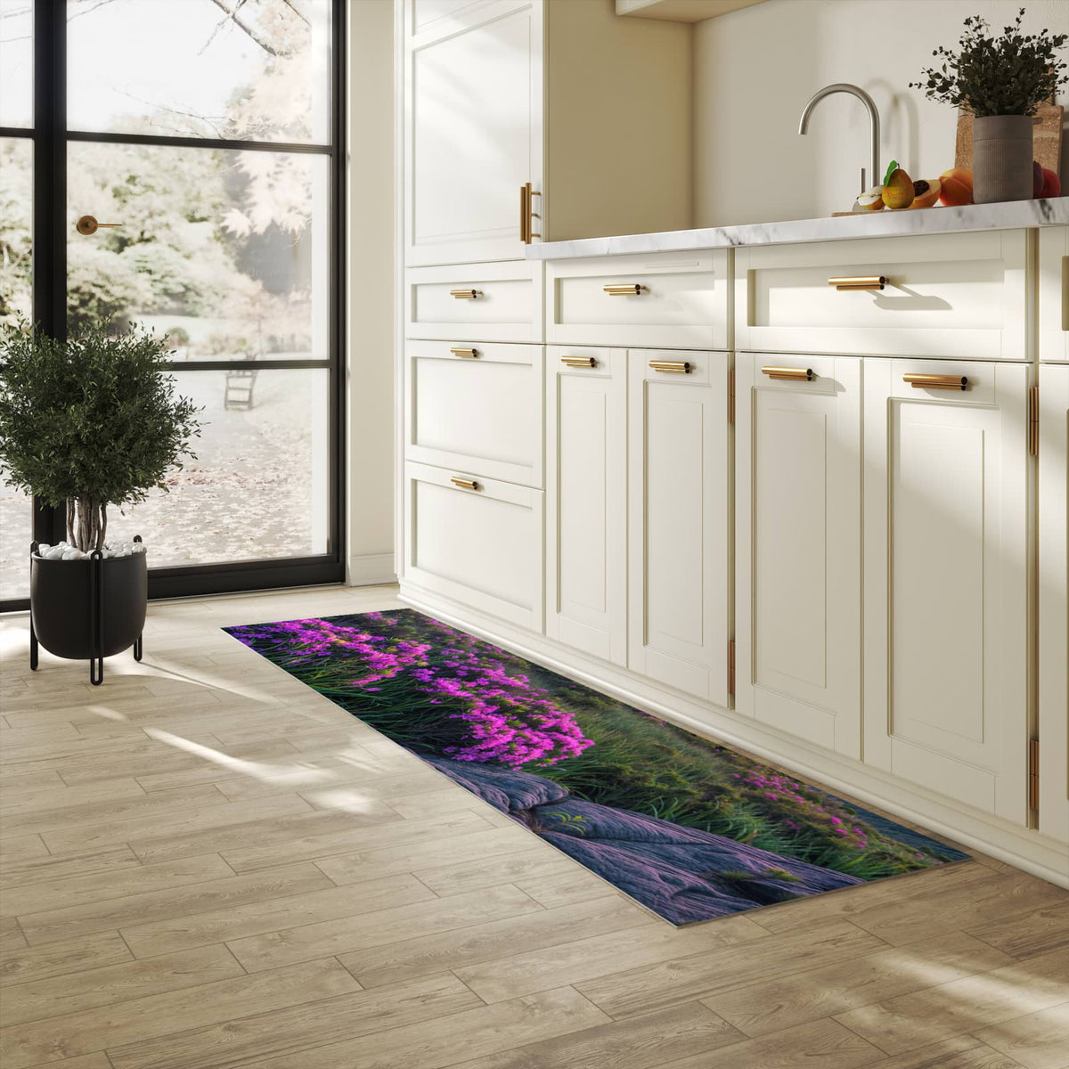 Farbbeständiger rutschfester Küchenteppich mit Motiv Berglandschaft Blumen in heller Küche