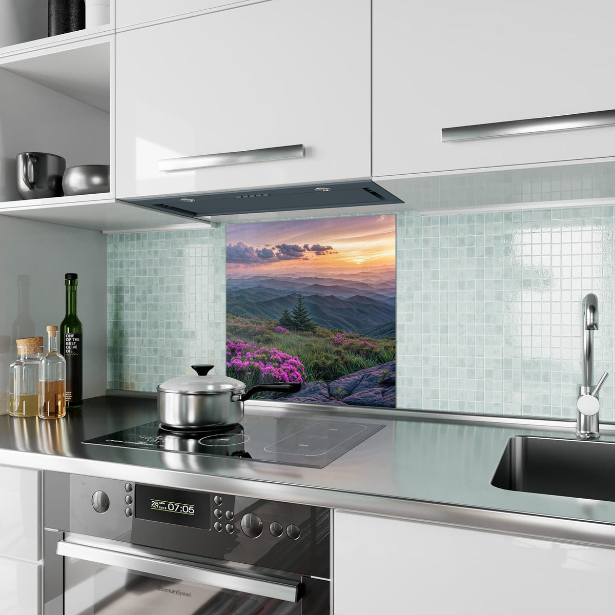 Küchenrückwand aus Glas Blüten vor Bergketten im quadratischen Format als Spritzschutz hinter dem Kochfeld, über dem Fliesenspiegel montiert