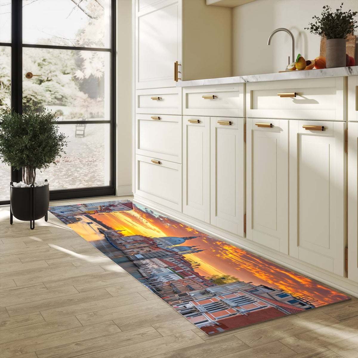 Waschbarer Küchenteppich mit Motiv Venedig bei Sonnenuntergang in heller Küche