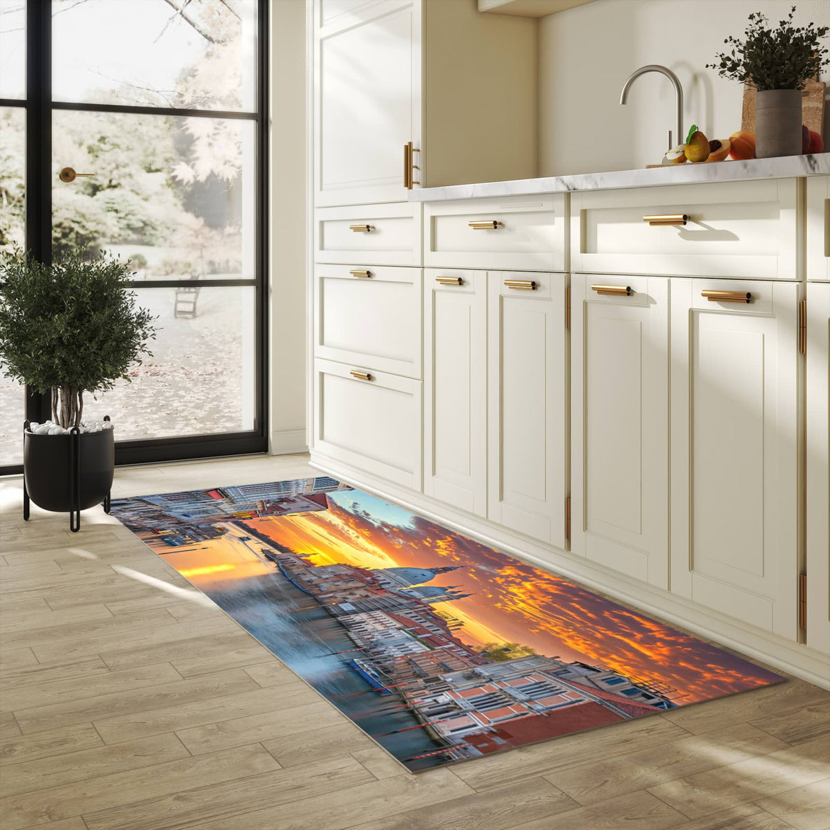 Feuchtigkeitsresistenter Küchenteppich mit Motiv Venedig bei Sonnenuntergang in heller Küche