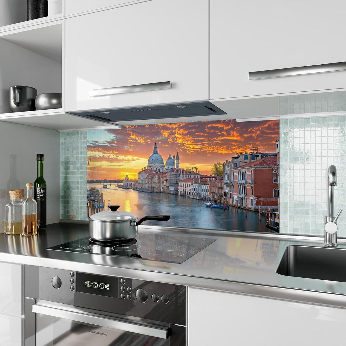 Küchenrückwand aus Glas Venedig im Abendrot im Hochformat als Spritzschutz hinter dem Kochfeld, über dem Fliesenspiegel montiert