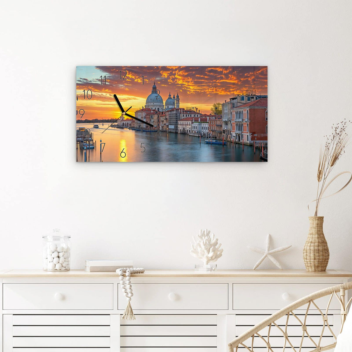 Wanduhr Venedig bei Sonnenuntergang aus Glas – Querformat 60 × 30 cm – Gestreifte Pfähle am Kanal