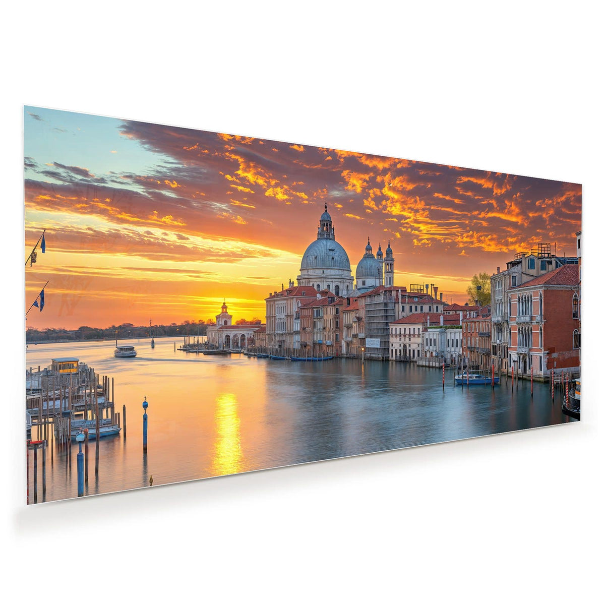 Der Canal Grande mit der Kuppelkirche Santa Maria della Salute unter orange glühenden Wolken