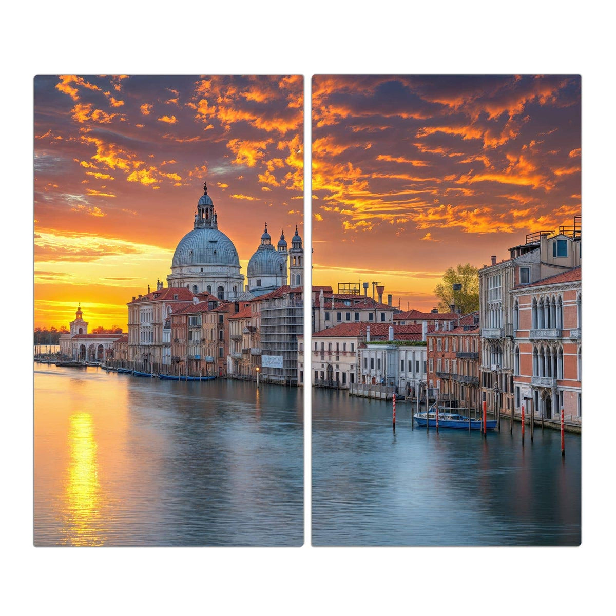 Der Canal Grande mit der Kuppelkirche Santa Maria della Salute unter orange glühenden Wolken