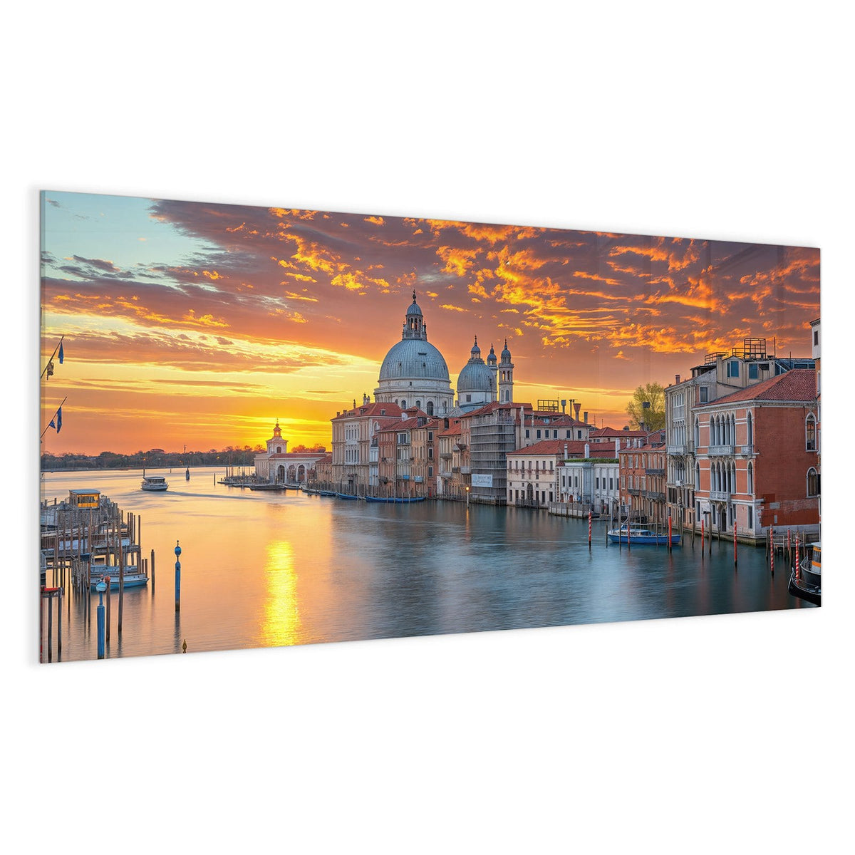Der Canal Grande mit der Kuppelkirche Santa Maria della Salute unter orange glühenden Wolken