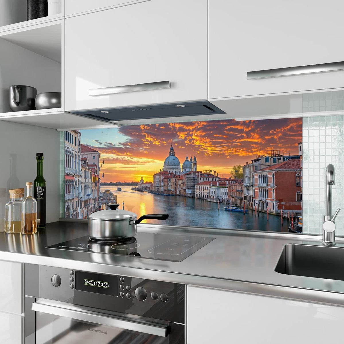 Küchenrückwand aus Glas Venedig im Abendrot im Hochformat als Spritzschutz hinter dem Kochfeld, über dem Fliesenspiegel montiert