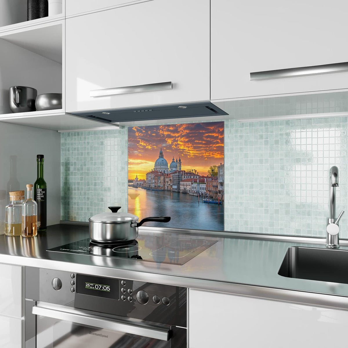 Küchenrückwand aus Glas Venedig im Abendrot im quadratischen Format als Spritzschutz hinter dem Kochfeld, über dem Fliesenspiegel montiert