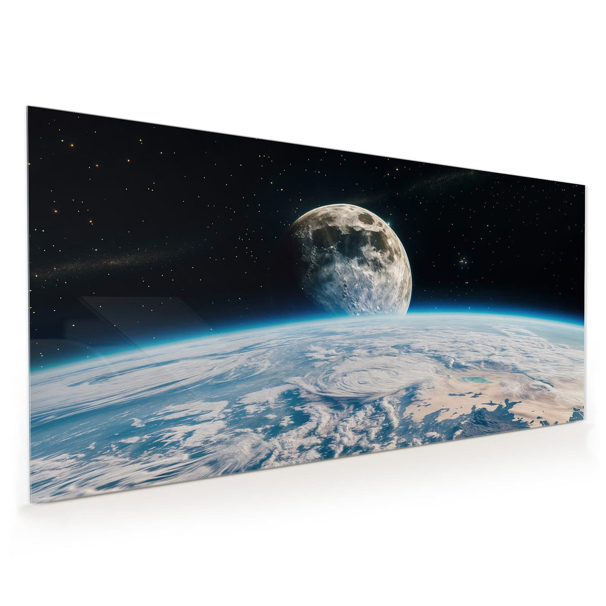 Küchenrückwand aus Glas im Hochformat: Großer Mond über dem Horizont der bewölkten blauen Erde, Sternenfeld dahinter