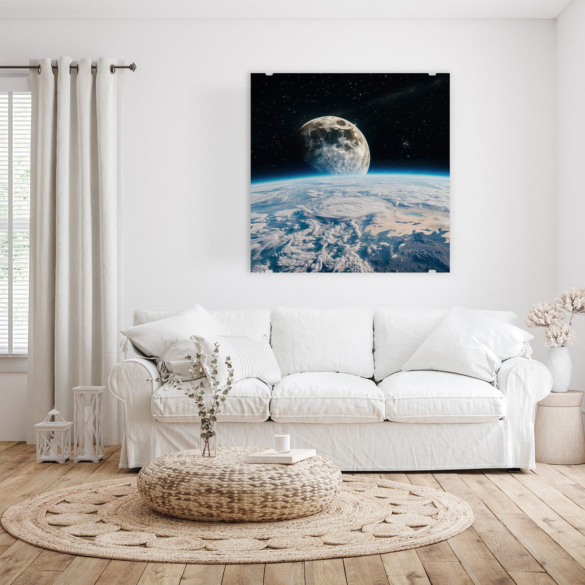 Großer Mond über dem Horizont der bewölkten blauen Erde, Sternenfeld dahinter