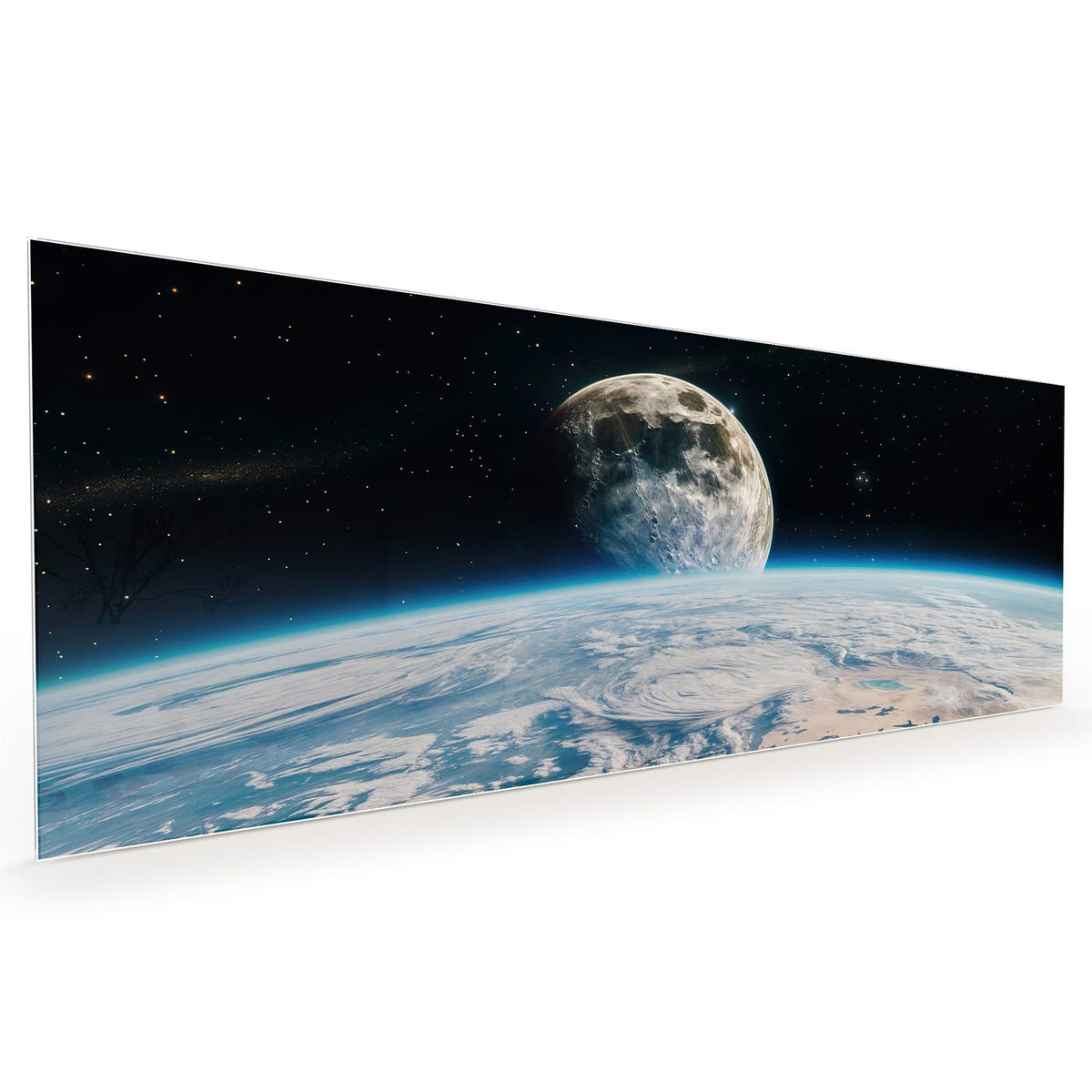 Küchenrückwand aus Glas im Hochformat: Großer Mond über dem Horizont der bewölkten blauen Erde, Sternenfeld dahinter