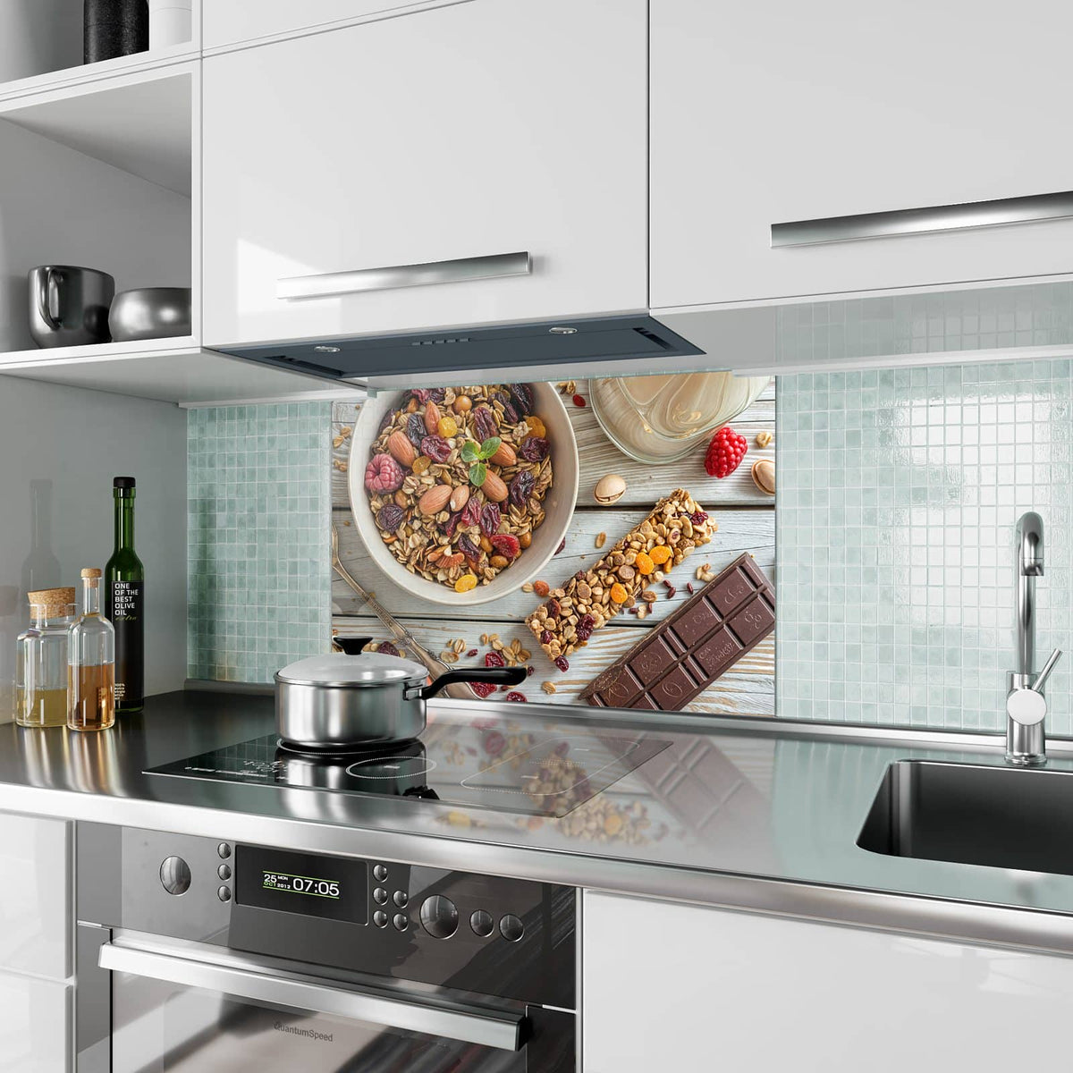 Küchenrückwand aus Glas Müsli mit Nüssen im Hochformat als Spritzschutz hinter dem Kochfeld, über dem Fliesenspiegel montiert
