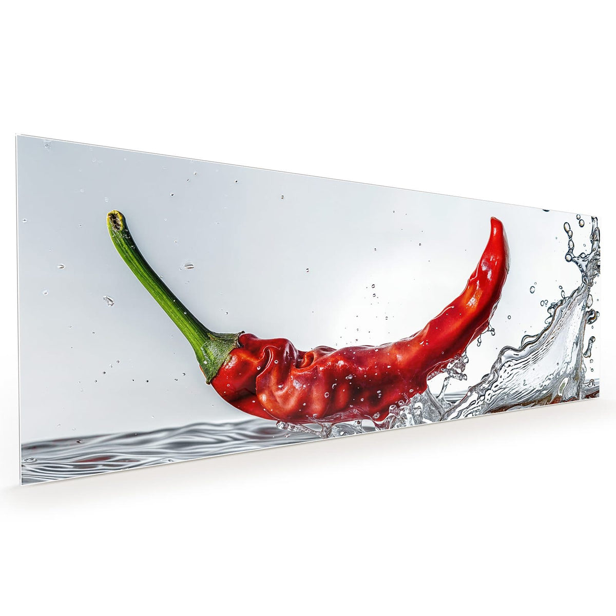 Küchenrückwand aus Glas im Hochformat mit Motiv Chilischote im Spritzer: Eine einzelne rote Chilischote schießt in eine klare Wasserwelle, heller Hintergrund