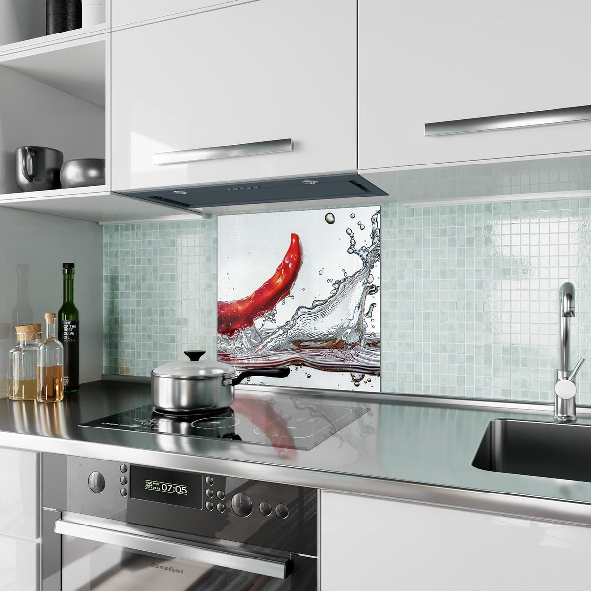 Küchenrückwand aus Glas Chilischote im Spritzer im quadratischen Format als Spritzschutz hinter dem Kochfeld, über dem Fliesenspiegel montiert