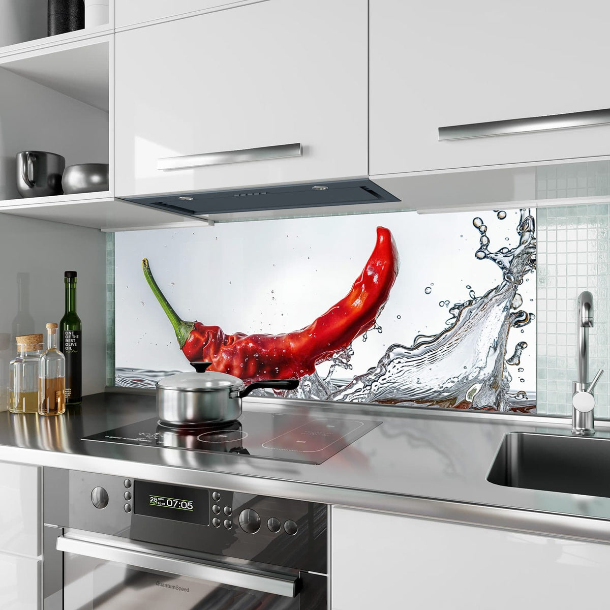Küchenrückwand aus Glas Chilischote im Spritzer im Hochformat als Spritzschutz hinter dem Kochfeld, über dem Fliesenspiegel montiert