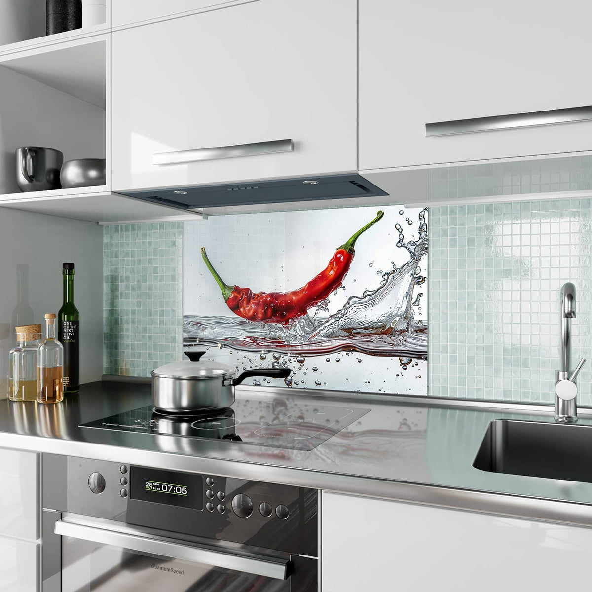 Küchenrückwand aus Glas Chilischote im Spritzer im Hochformat als Spritzschutz hinter dem Kochfeld, über dem Fliesenspiegel montiert
