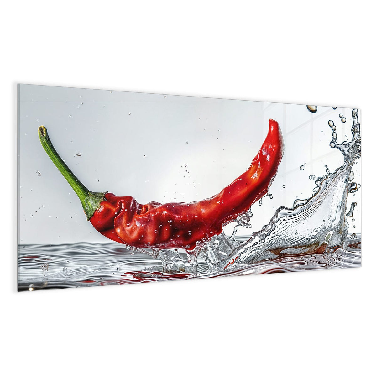 Eine einzelne rote Chilischote schießt in eine klare Wasserwelle, heller Hintergrund