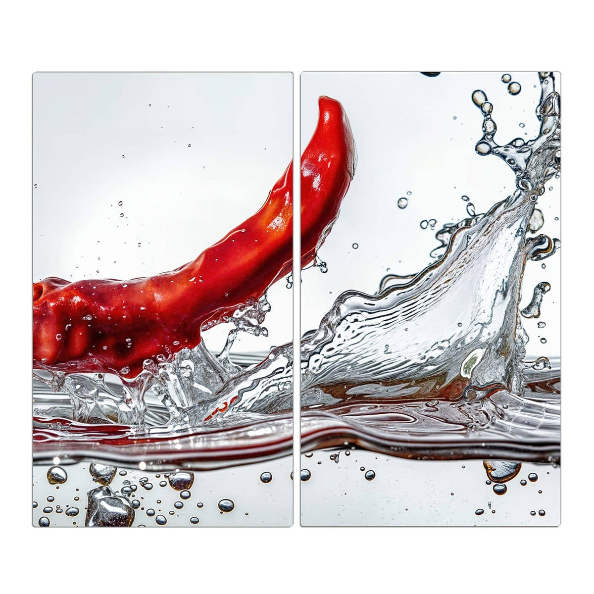 Eine einzelne rote Chilischote schießt in eine klare Wasserwelle, heller Hintergrund