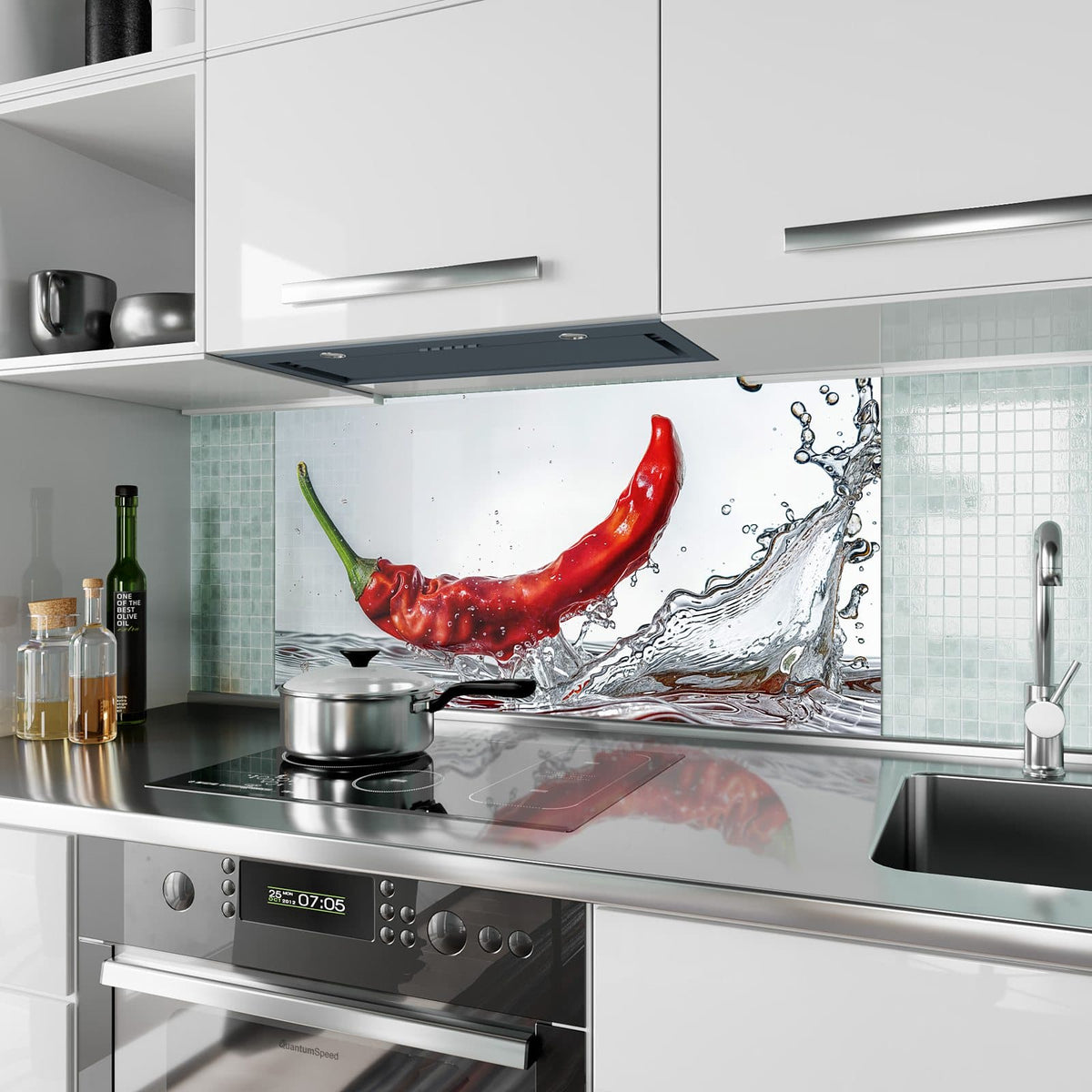 Küchenrückwand aus Glas Chilischote im Spritzer im Hochformat als Spritzschutz hinter dem Kochfeld, über dem Fliesenspiegel montiert