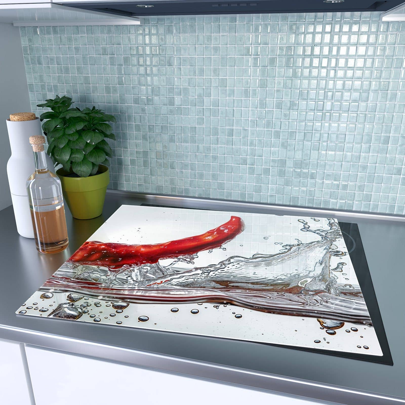1-teilige Glasabdeckplatte für Ceranfeld mit Chili im Wasser-Motiv auf dem Ceranfeld