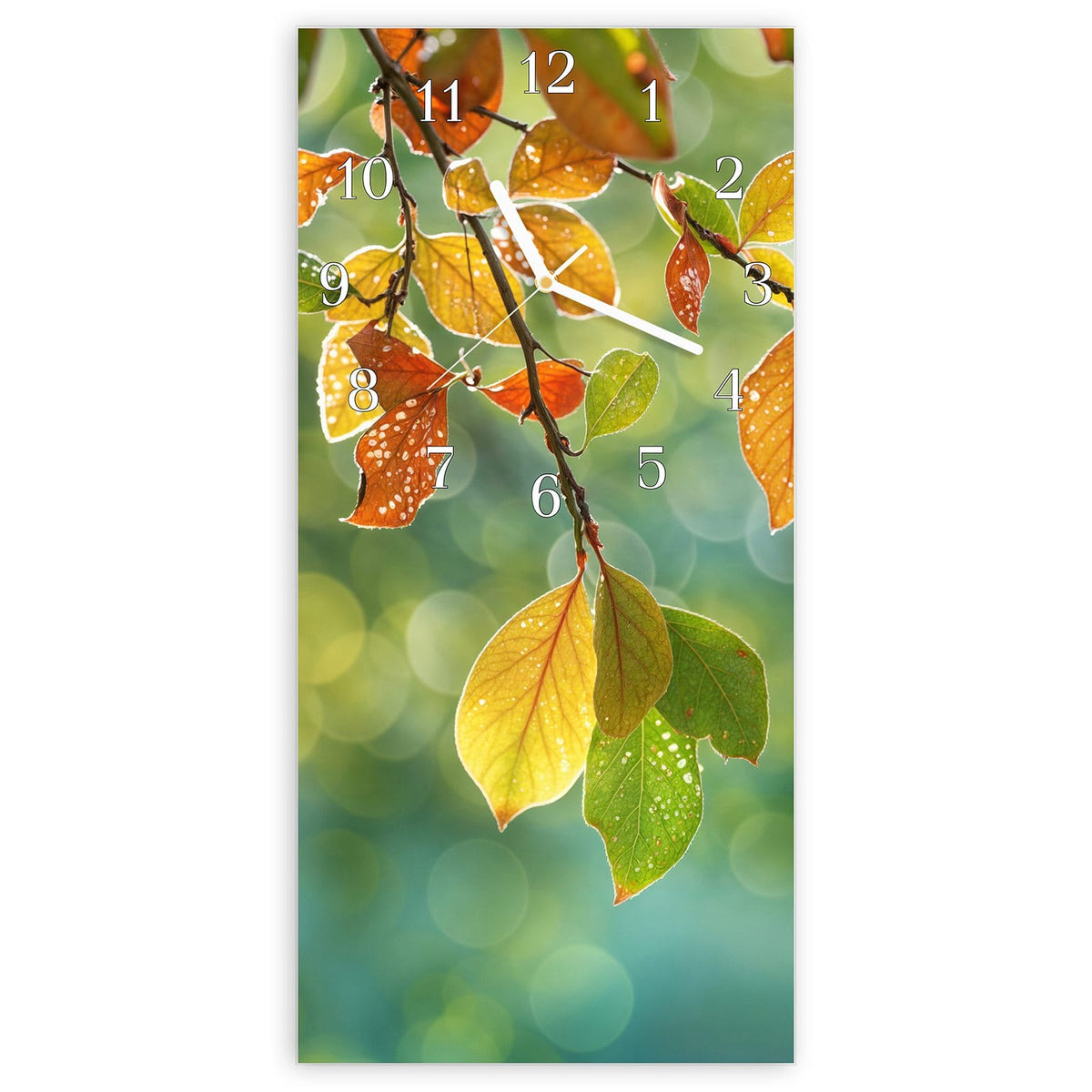 Wanduhr aus Glas, Ziffernblatt Klassisch mit Motiv Blätter mit Tautropfen: Zweig mit gelb-orangen Herbstblättern voller Tautropfen vor grün-goldenem Bokeh #ziffernblatt_Klassisch