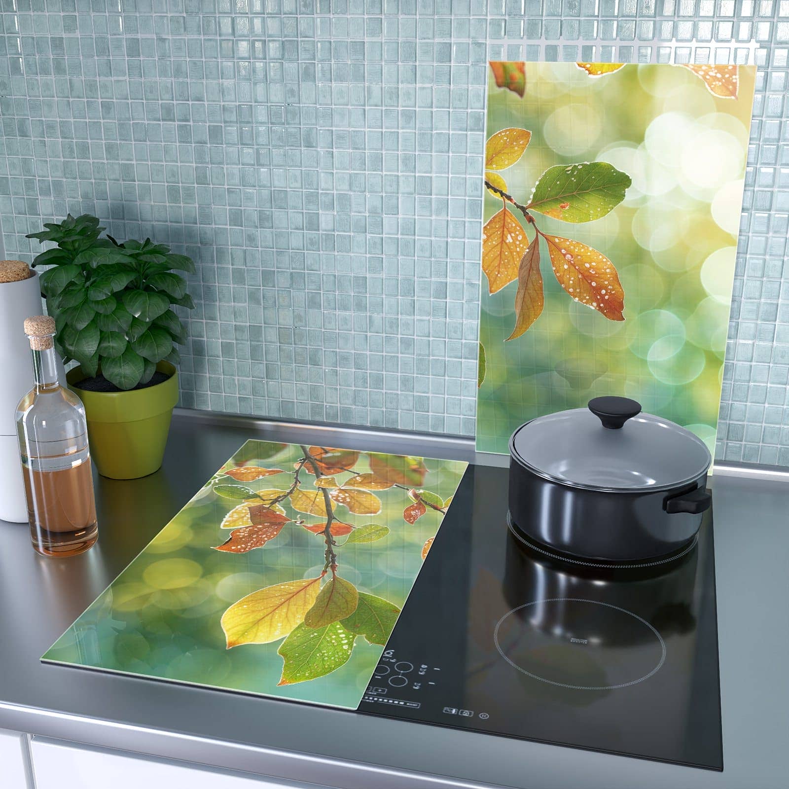 2-teilige Herdabdeckplatten aus Glas mit Herbstlaube Lichtspiel-Motiv als Spritzschutz hinter dem Kochfeld