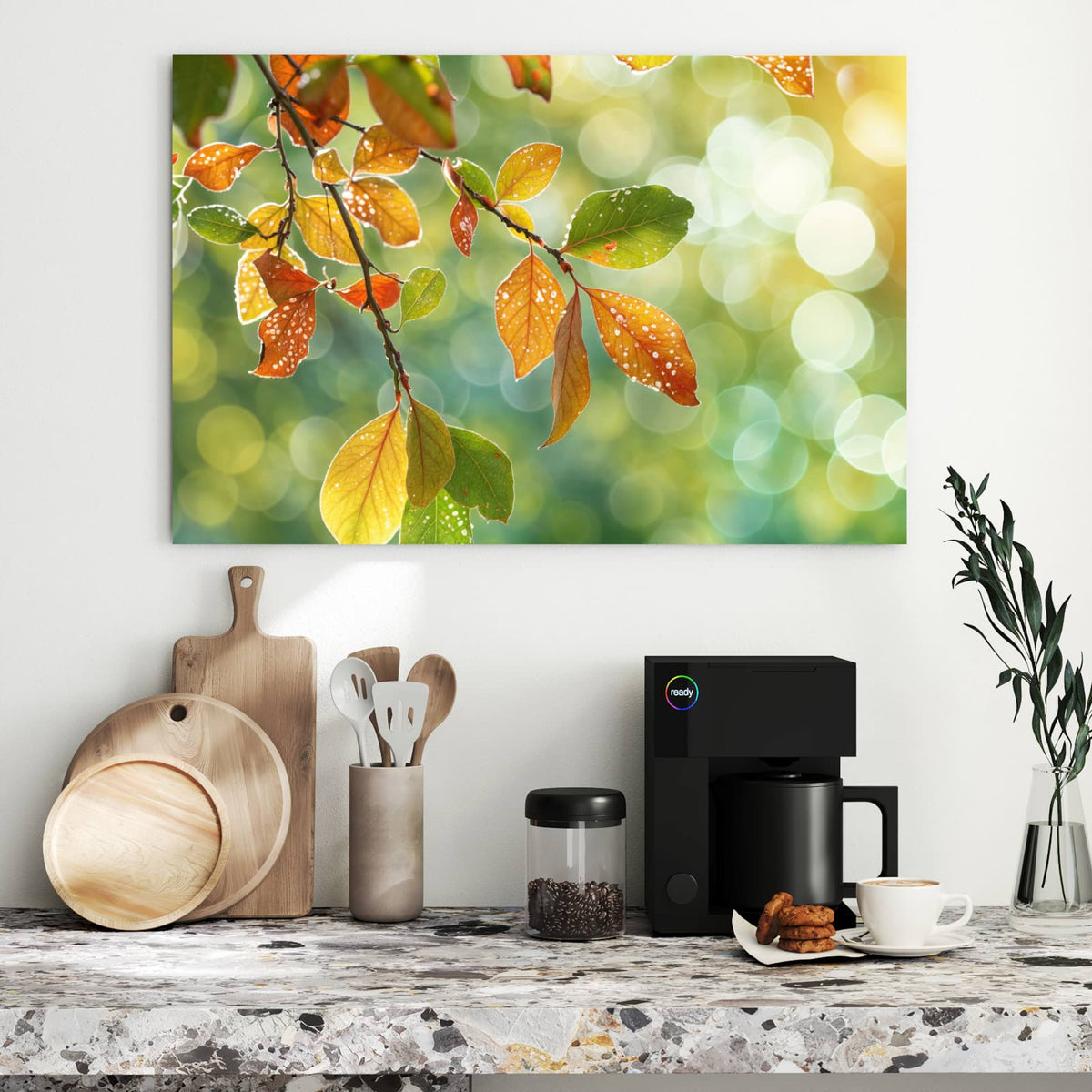 Zweig mit gelb-orangen Herbstblättern voller Tautropfen vor grün-goldenem Bokeh