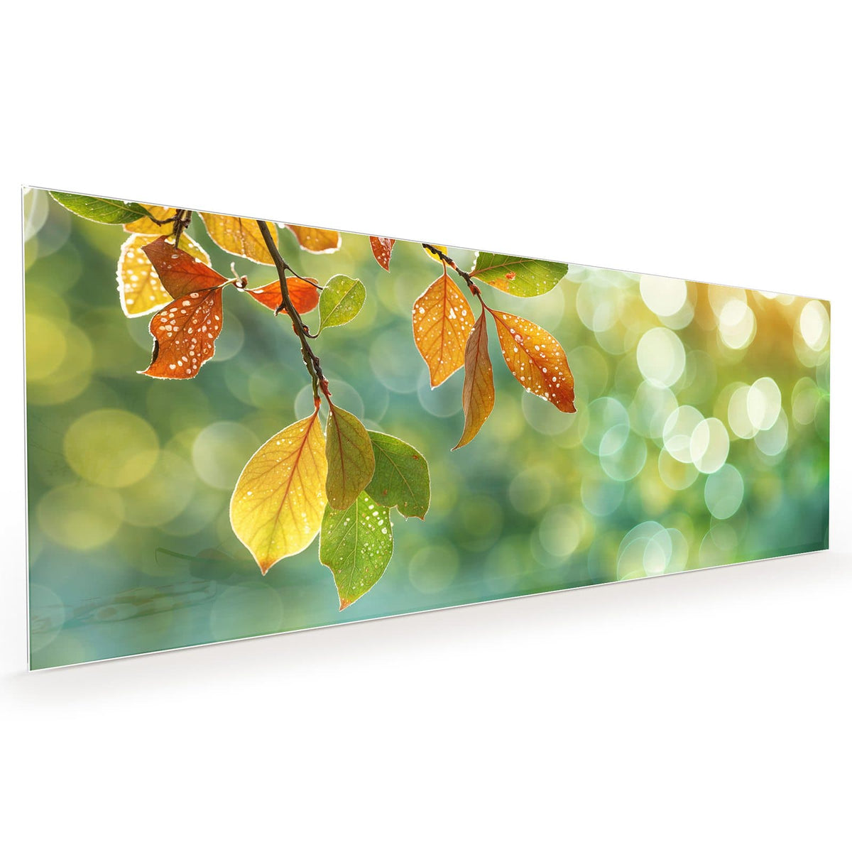 Küchenrückwand aus Glas im Hochformat mit Motiv Blätter mit Tautropfen: Zweig mit gelb-orangen Herbstblättern voller Tautropfen vor grün-goldenem Bokeh