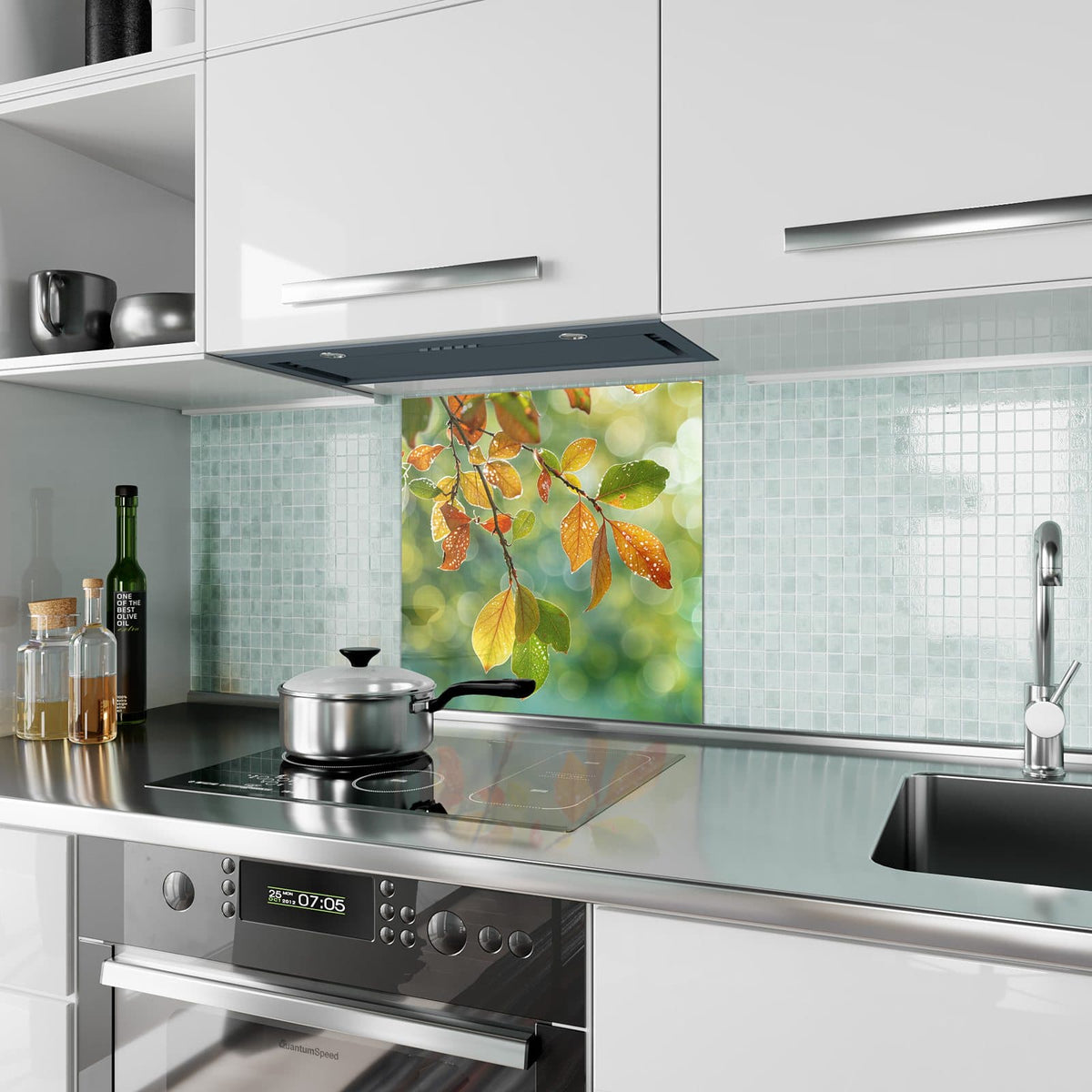 Küchenrückwand aus Glas Blätter mit Tautropfen im quadratischen Format als Spritzschutz hinter dem Kochfeld, über dem Fliesenspiegel montiert