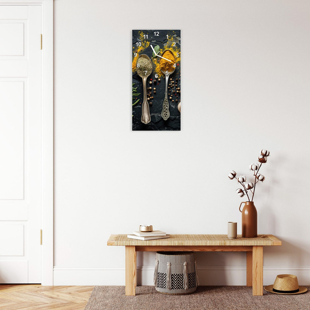 Wanduhr aus Glas im Hochformat Zwei Gewürzlöffel mit Ziffernblatt Modern über einer Holzbank im Flur