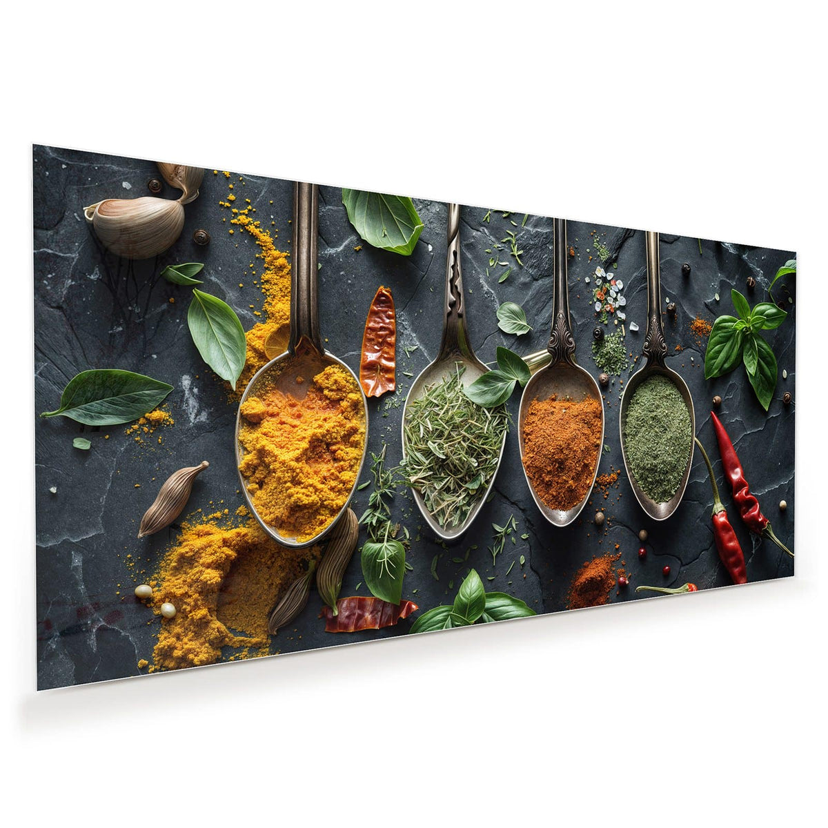 Vier verzierte Silberlöffel mit Kurkuma, Thymian, Paprika und Kräutern auf dunklem Schiefer