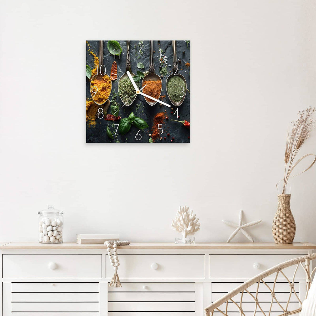 Wanduhr Kräuter Gewürze aus Glas – Quadratisch 30 × 30 cm – Verzierte Löffel mit Kurkuma und Paprika