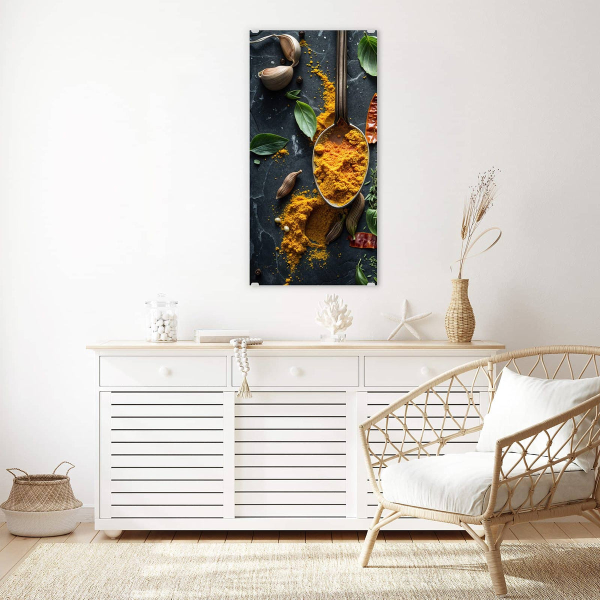 Glasbild Gewürze auf Schiefer an der Wand – Vier verzierte Silberlöffel mit Kurkuma, Thymian, Paprika und Kräutern auf dunklem Schiefer