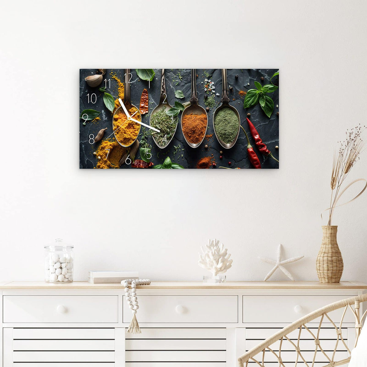 Wanduhr Kräuter Gewürze aus Glas – Querformat 60 × 30 cm – Verzierte Löffel mit Kurkuma und Paprika