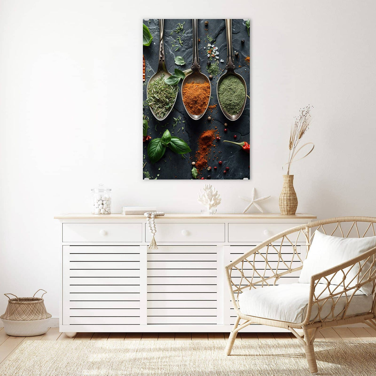 Glasbild Gewürze auf Schiefer an der Wand – Vier verzierte Silberlöffel mit Kurkuma, Thymian, Paprika und Kräutern auf dunklem Schiefer