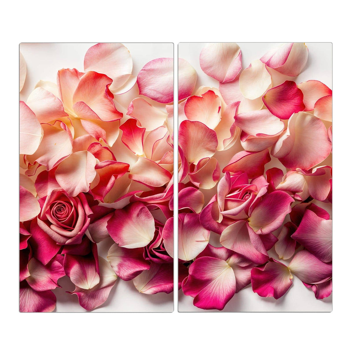 Dicht liegende Rosenblütenblätter in Pink und Creme, eine geöffnete Rose in der Mitte
