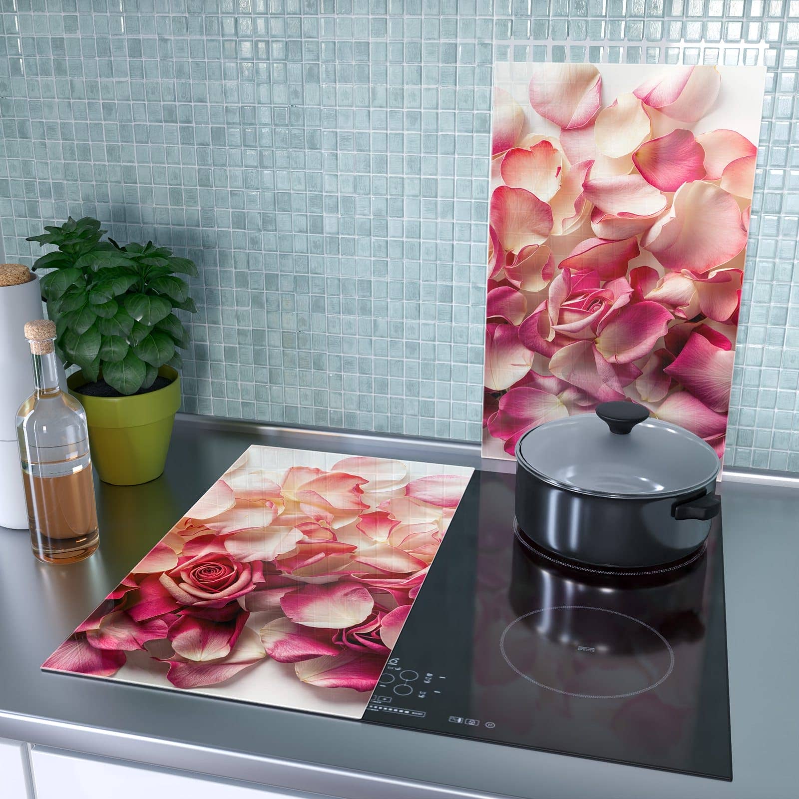 2-teilige Herdabdeckung für Induktionsfeld mit Rosenblätter Farbenspiel-Motiv als Spritzschutz hinter dem Kochfeld