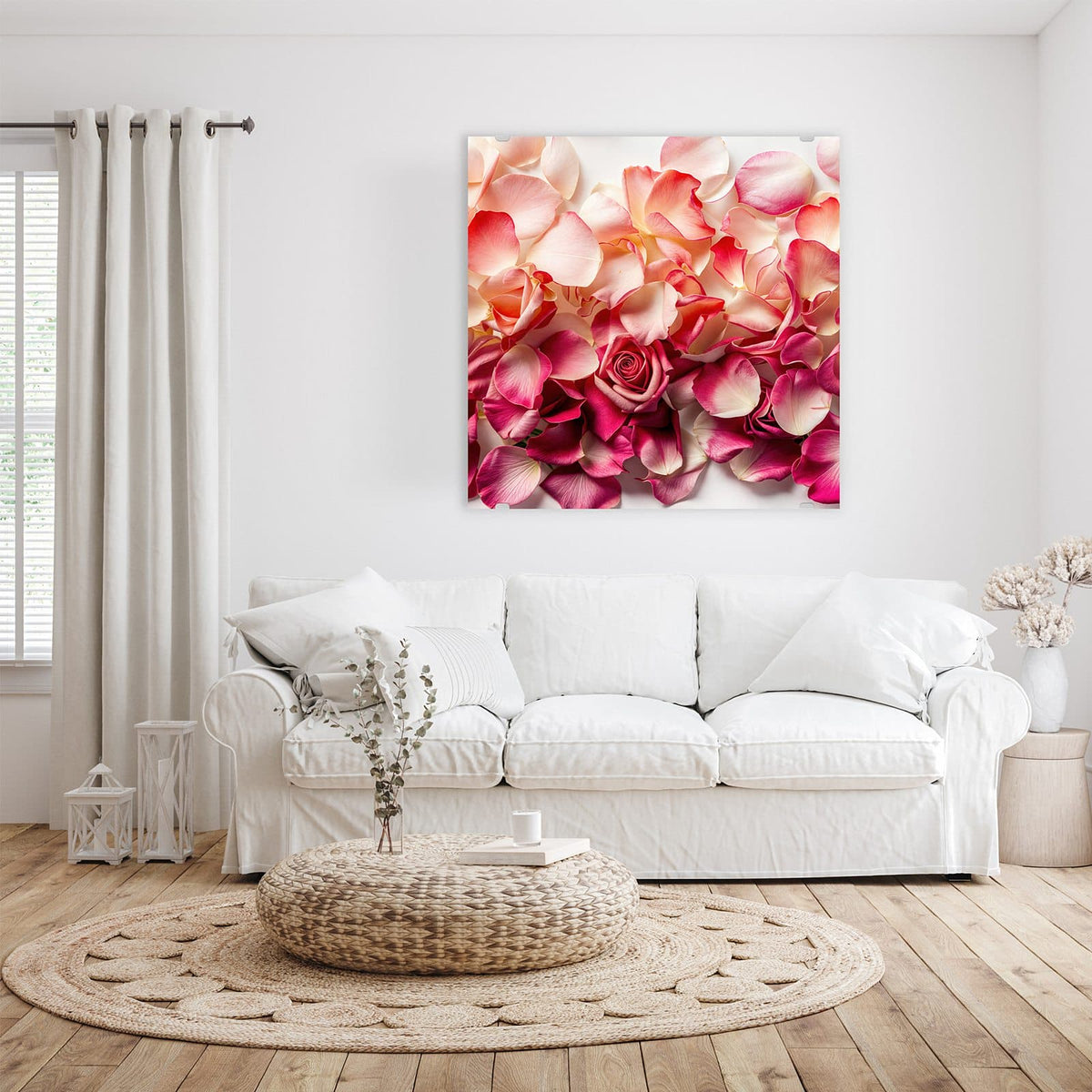 Dicht liegende Rosenblütenblätter in Pink und Creme, eine geöffnete Rose in der Mitte