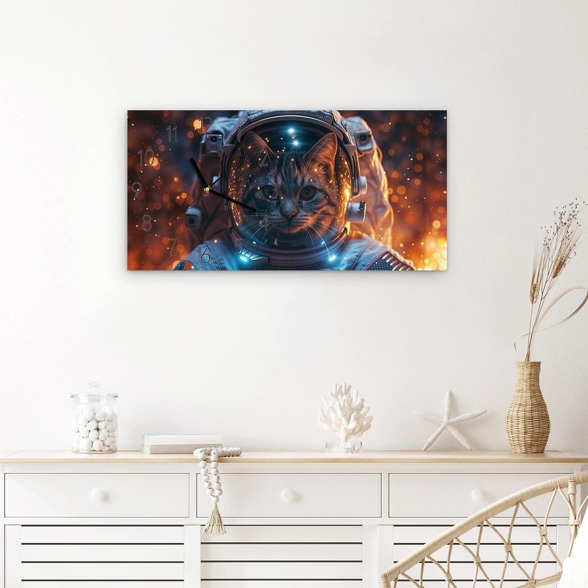 Wanduhr Katze im Raumanzug aus Glas – Querformat 60 × 30 cm – Katze im Helm zwischen Sternen