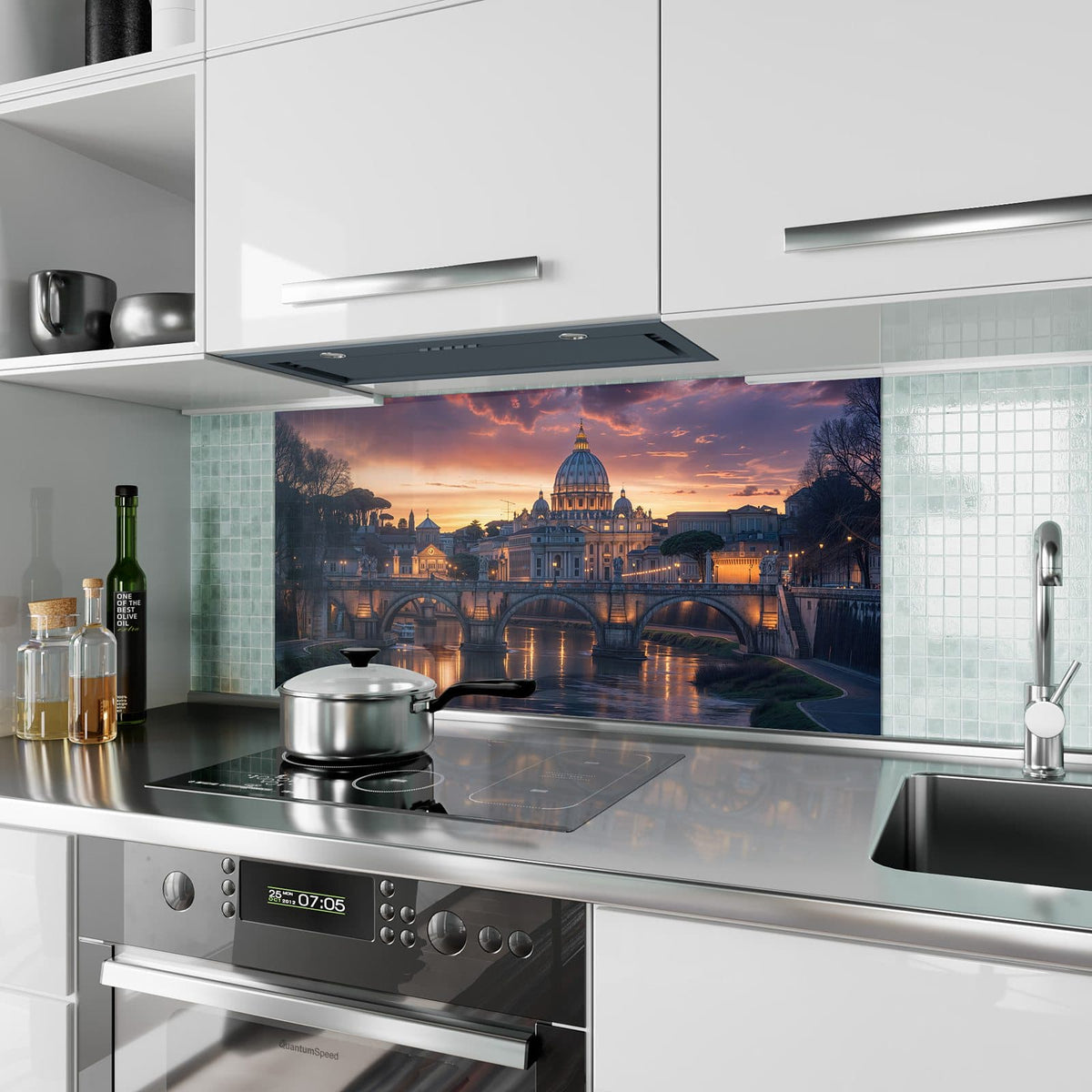 Küchenrückwand aus Glas Rom im Abendlicht im Hochformat als Spritzschutz hinter dem Kochfeld, über dem Fliesenspiegel montiert
