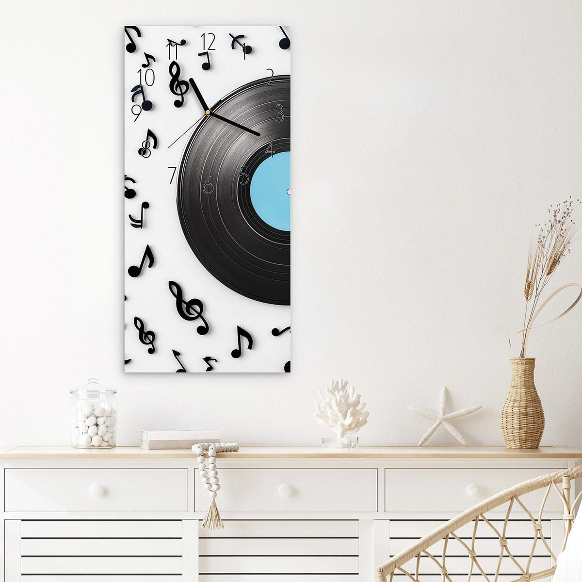 Wanduhr Schallplatte mit Noten aus Glas – Hochformat 30 × 60 cm – Schallplatte umgeben von Musiknoten