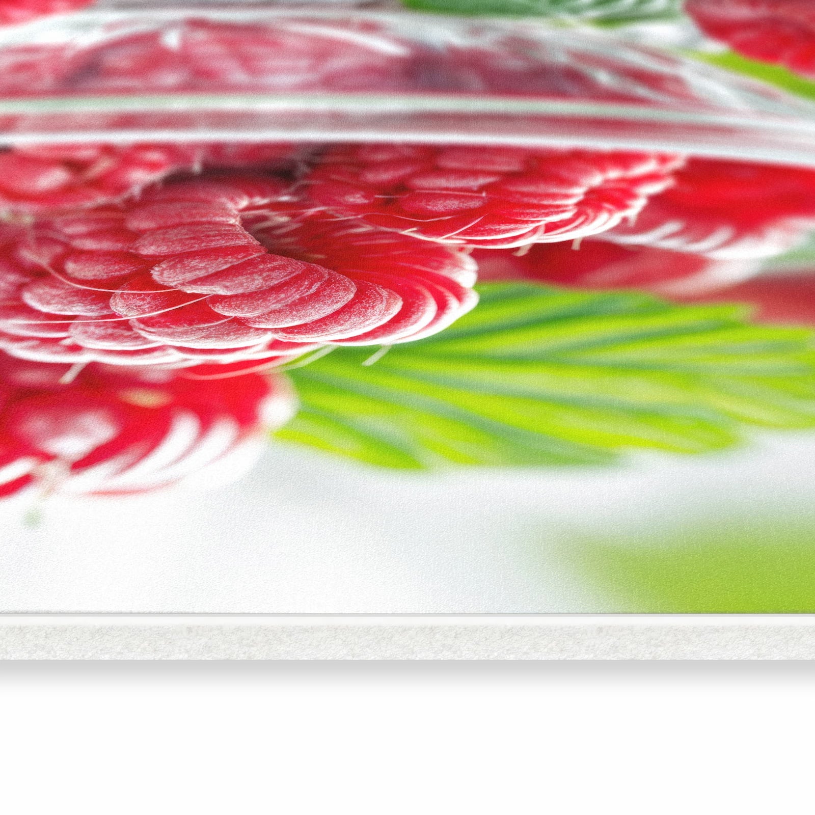 Bodenschonender waschbarer Küchenteppich mit Motiv Frische Himbeeren in seitlicher Ansicht