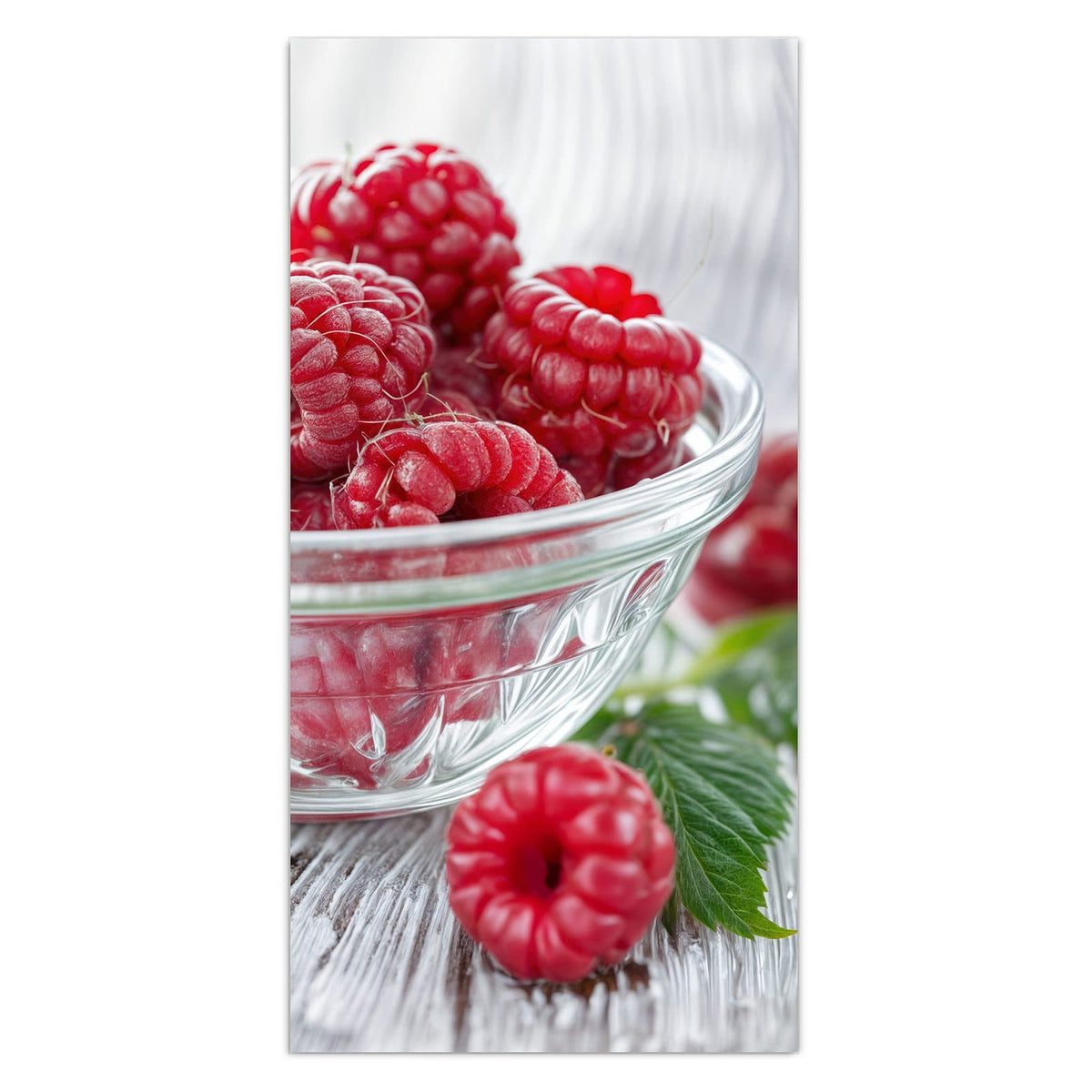 Wandbild aus Glas mit Motiv Frische Himbeeren: Himbeeren in einer Glasschale auf weiß verwittertem Holz, weitere Beeren und Blätter daneben #grösse_30 x 60 cm #grösse_40 x 80 cm #grösse_50 x 100 cm #grösse_55 x 110 cm #grösse_60 x 120 cm