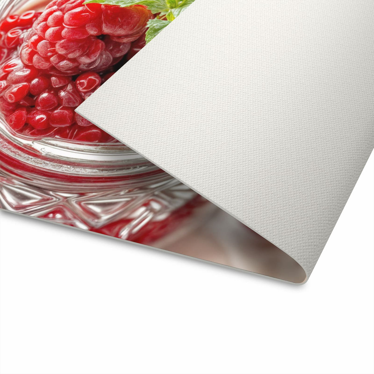 Langlebiger Teppich für die Küche mit Motiv Himbeerglas auf Unterseite