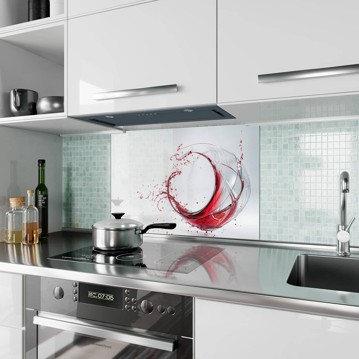 Küchenrückwand aus Glas Wirbelnder Rotwein im Hochformat als Spritzschutz hinter dem Kochfeld, über dem Fliesenspiegel montiert